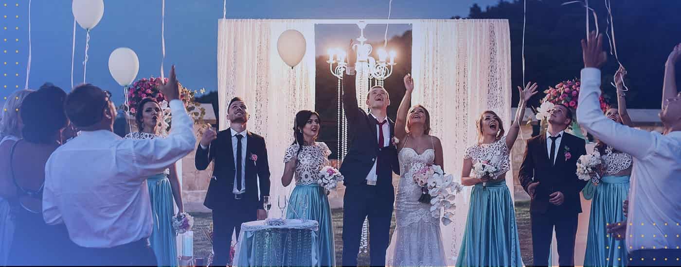 Personas felices levantando las manos al aire celebrando una boda