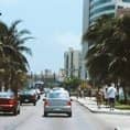 Fotografía de un vehículo transportando pasajeros en las calles de Cancun