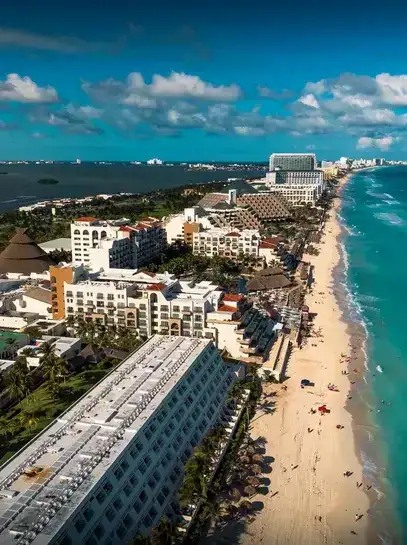 Playa y marina de los resorts de Playa Mujeres — traslado privado desde el Aeropuerto de Cancún
